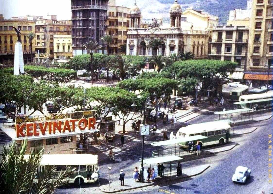 PA c- 037- Place d'Armes- trams et autobus.JPG